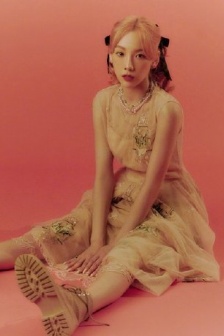 妺妺坐在我腿上勃起弄了视频